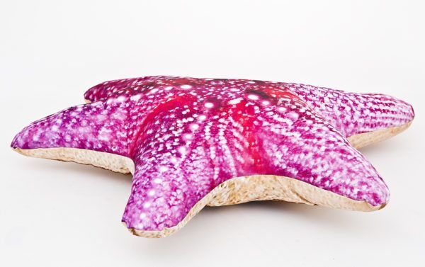 Dwustronna poduszka dekoracyjna z motywem rozgwiazdy w kolorze różowo-beżowym.
