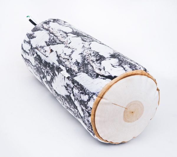 Podłużna poduszka dekoracyjna drewno z motywem brzozy w kształcie wałka.