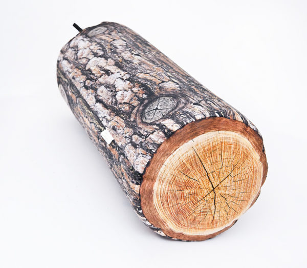 Podłużna poduszka dekoracyjna drewno z motywem sosny w kształcie wałka.
