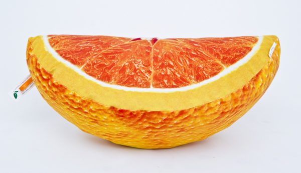 Poduszka dekoracyjna z motywem pomarańczy w kształcie ćwiartki.