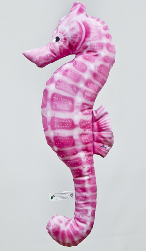 Różowa poduszka konik morski przypominajaca prawdziwego konika morskiego.